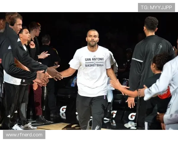 Osimhen近期面对双人包夹时表现稳健，持续提升对抗与出球效率